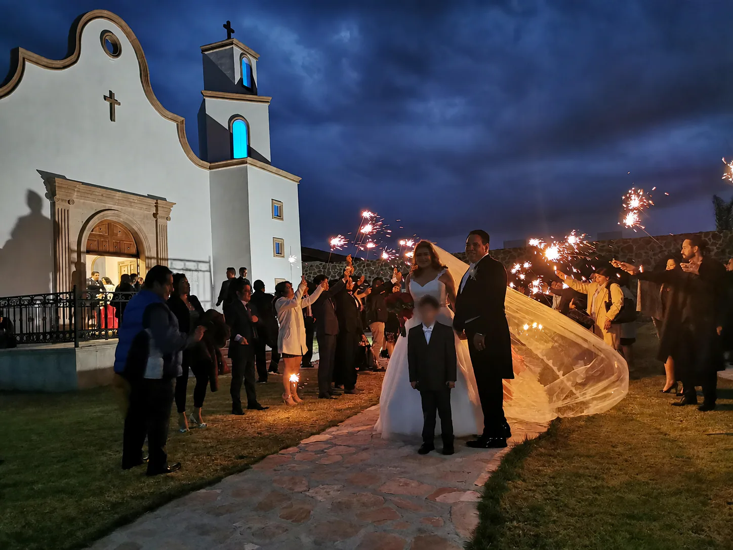 Recién casados saliendo de la capilla de Finca La Fortaleza en Zumpango
