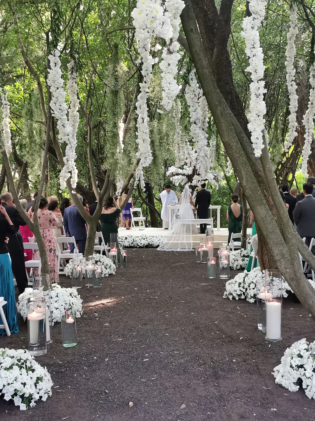 Ceremonia de boda entre flores y árboles en Jardín Cerritos, Cuernavaca