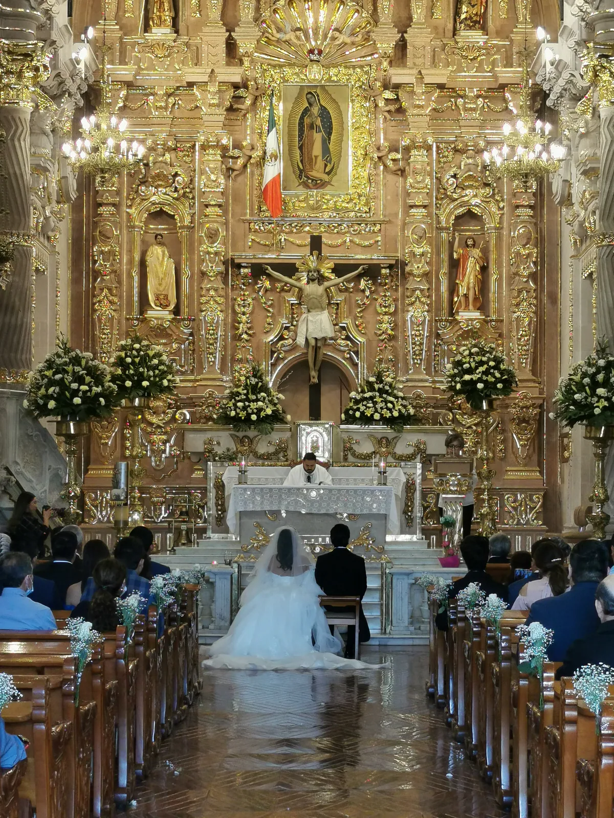 Pareja durante su misa de boda en una capilla de Morelos