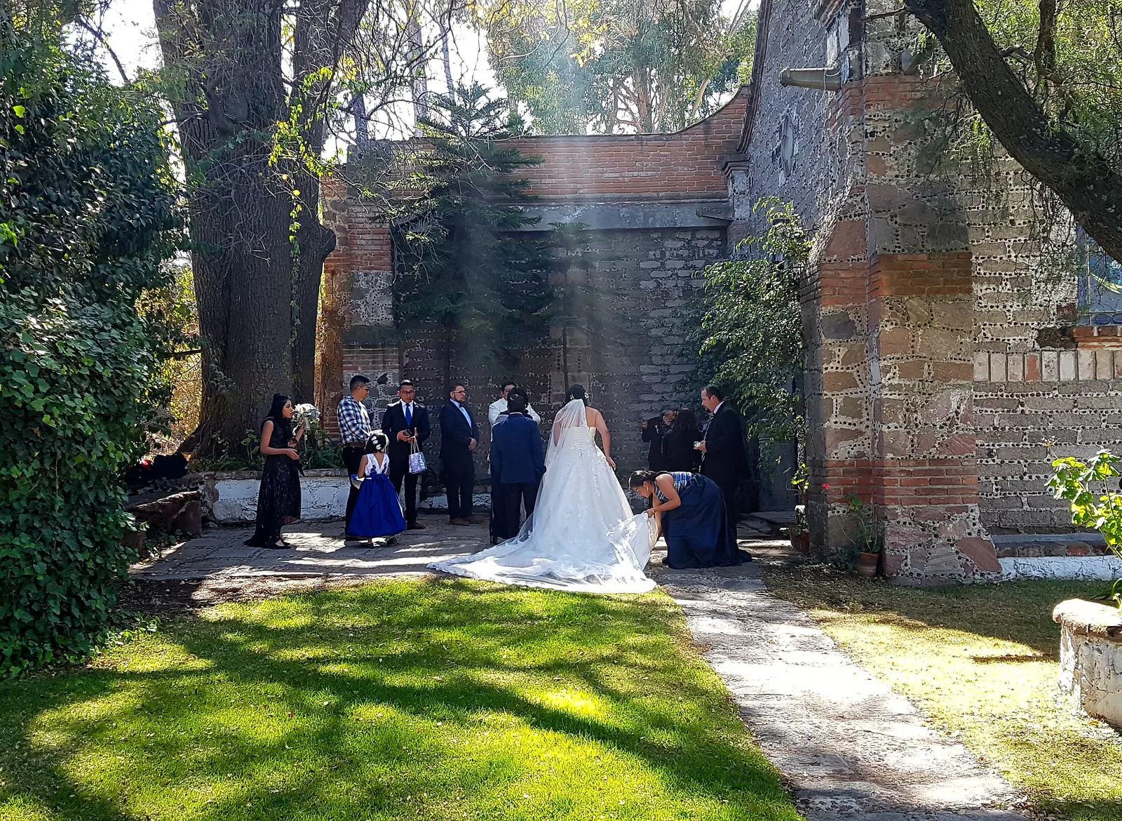 Novia llegando a una ceremonia en el Centro Cultural Ecuestre Domecq de Texcoco