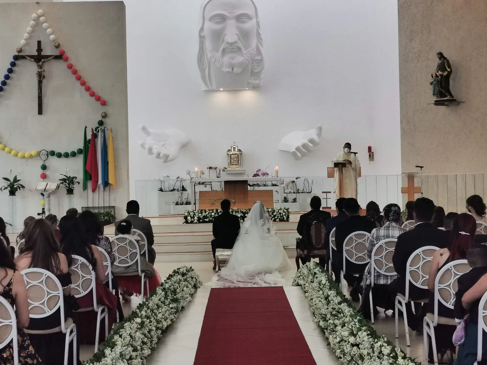 Ceremonia religiosa de boda en una parroquia de Pachuca, Hidalgo