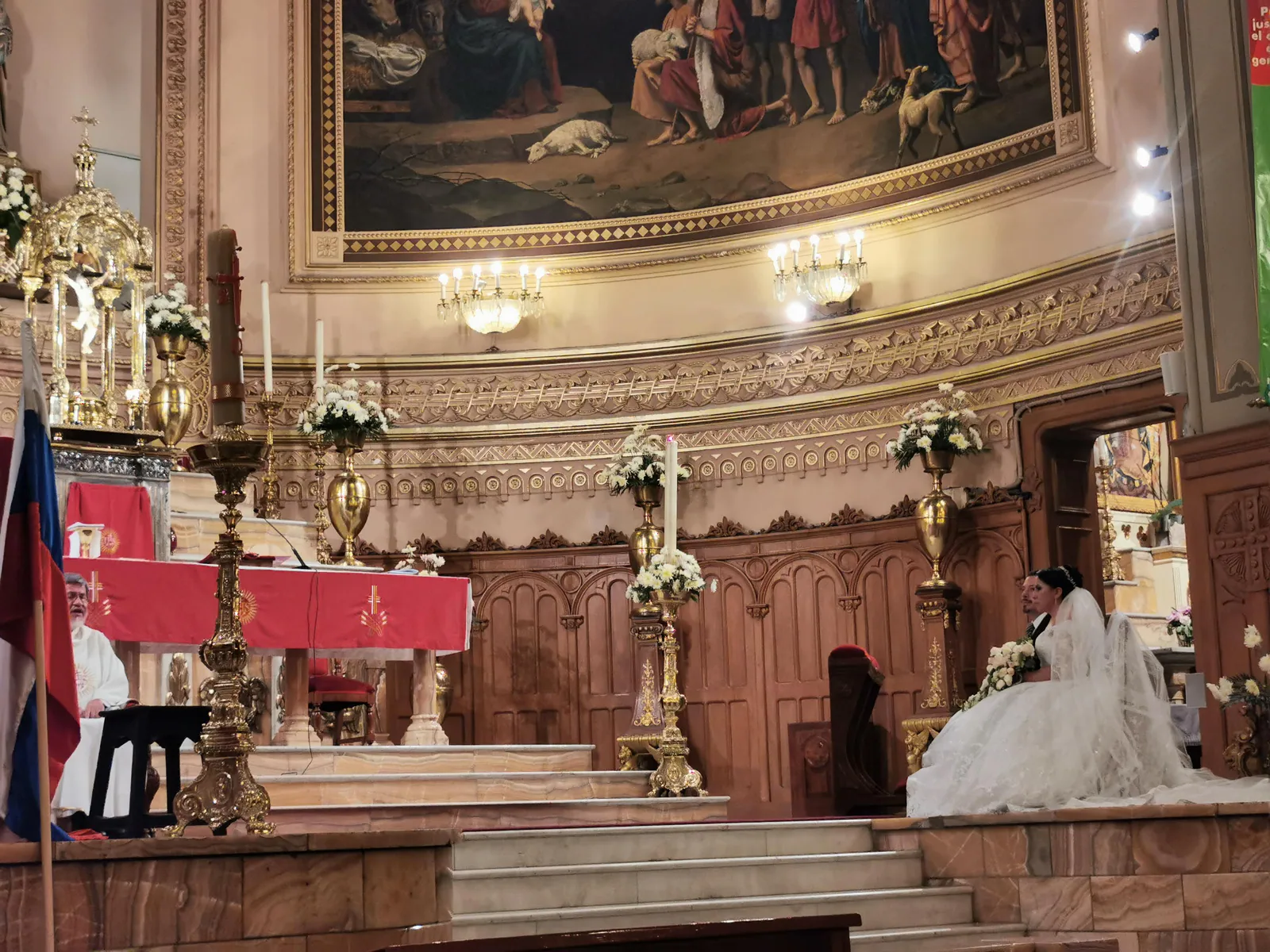 Novia durante su misa de boda en la Parroquia de la Sagrada Familia de la colonia Roma