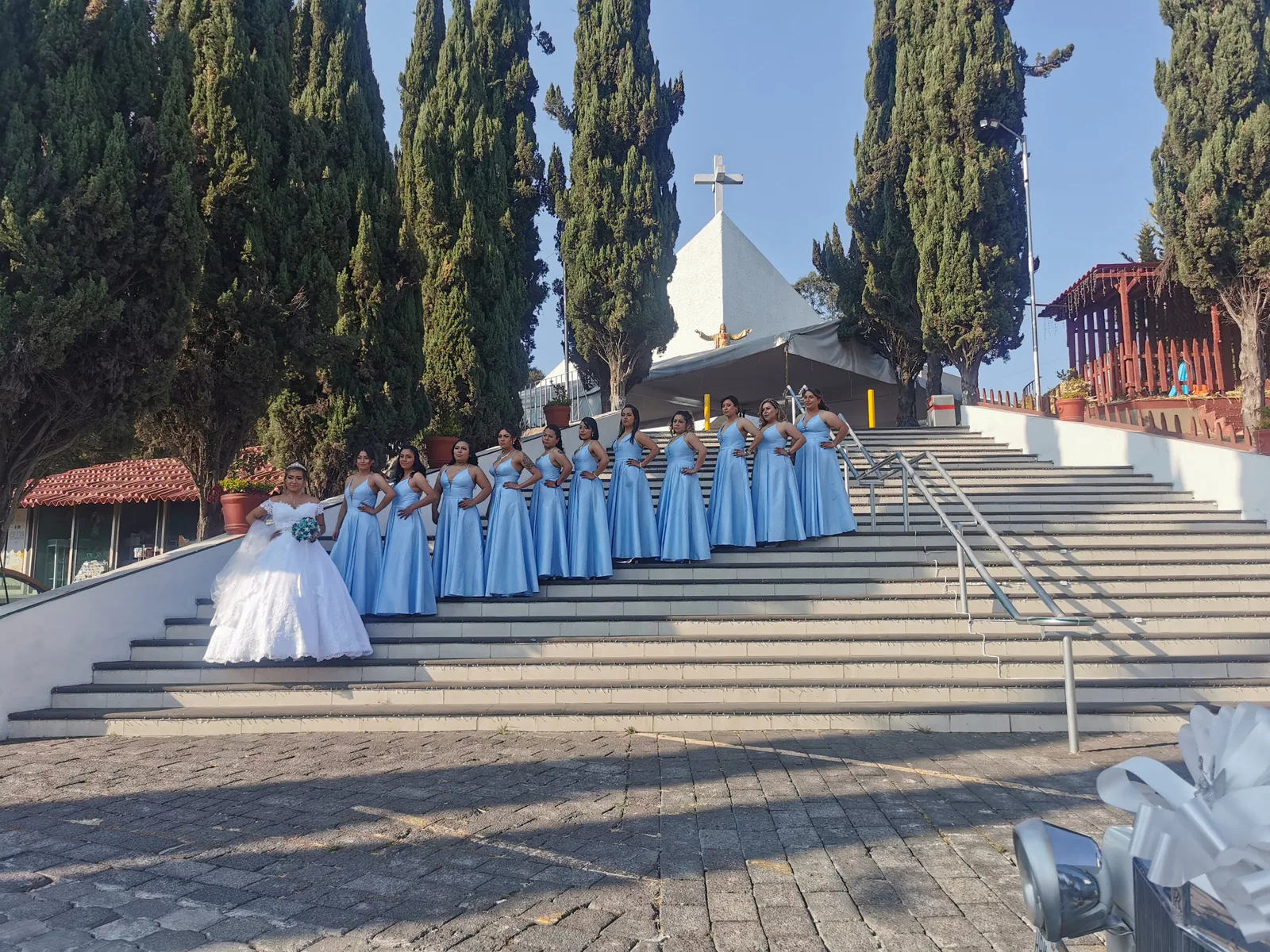 Novia y acompañantes en la escalinata de la Parroquia de San Fernando en Zona Esmeralda