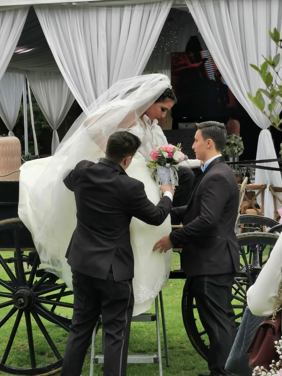 Novia descendiendo de un carruaje en un jardín de Texcoco