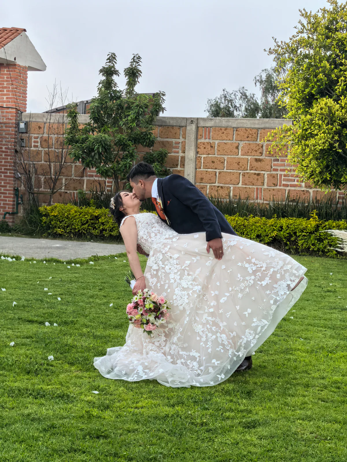 Pareja de recién casados posando en Finca Santa María, en Santa María Ajoloapan