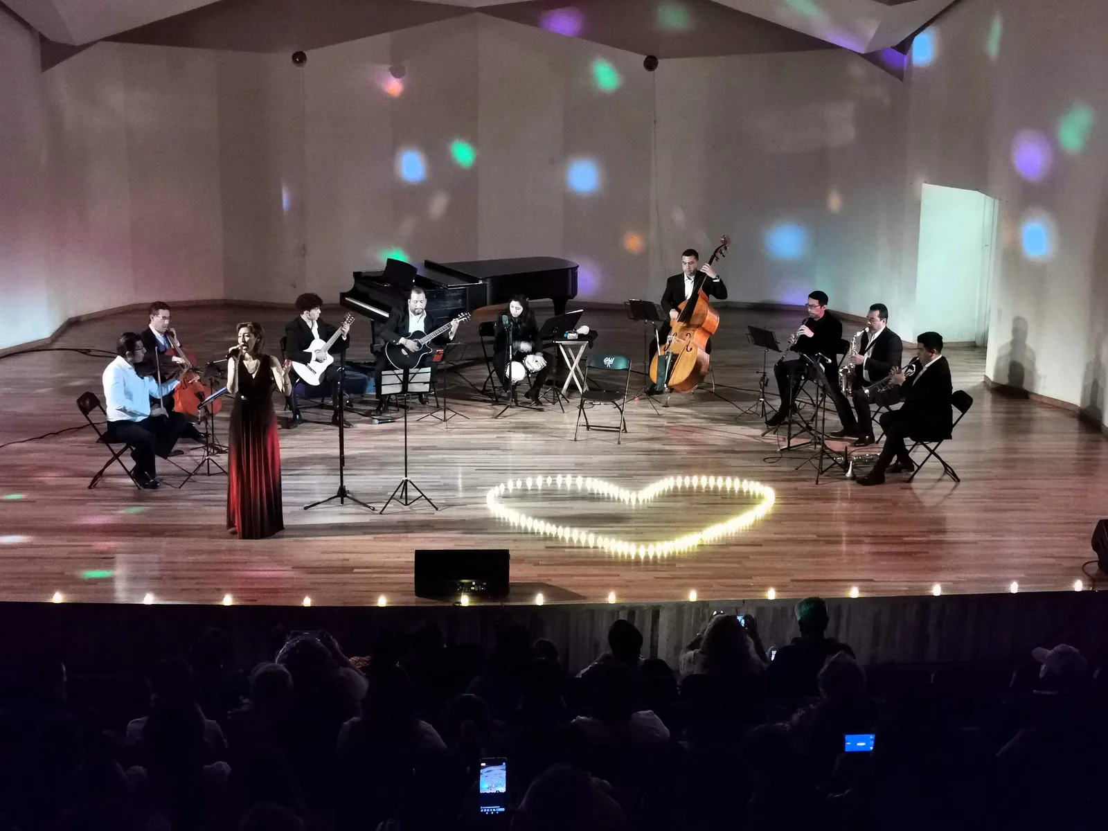 Margarita Rosas con ensamble instrumental durante un concierto