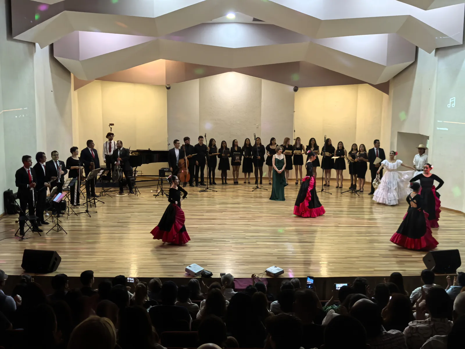 Producción artística con Margarita Rosas, músicos, coro y bailarines