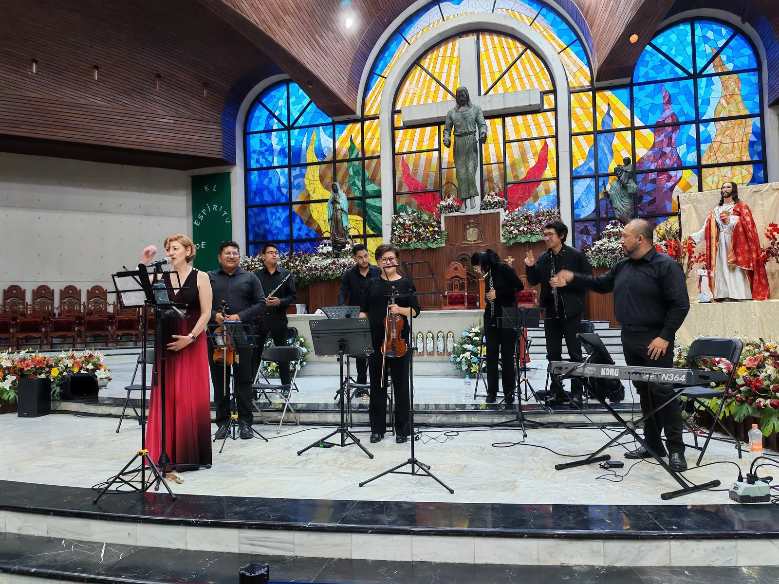 Cantante y ensamble instrumental durante una presentación en ceremonia