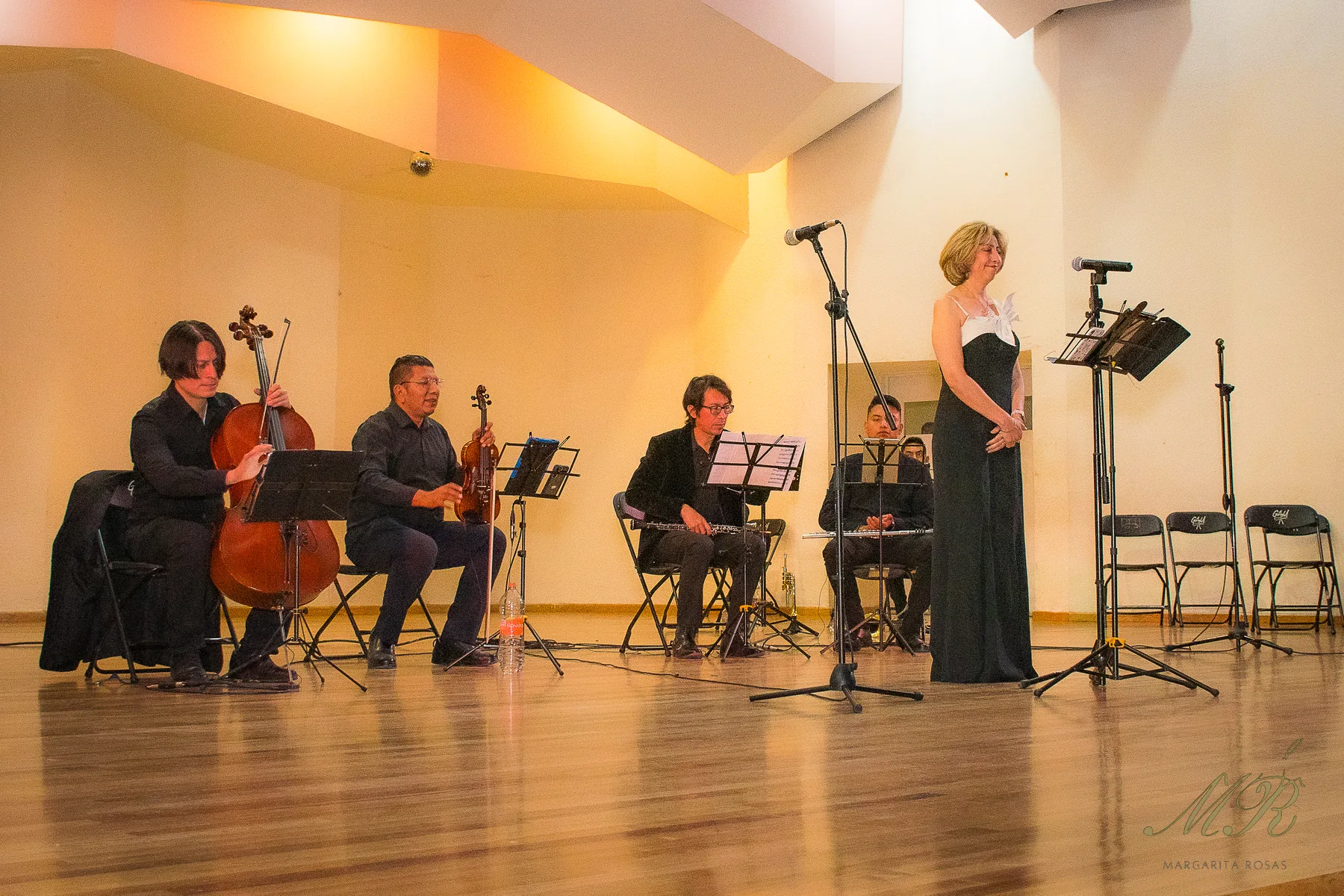 Margarita Rosas con piano, violín, violonchelo, oboe y flauta transversal durante un concierto