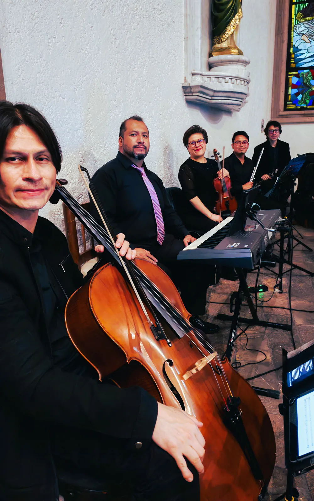 Integrantes del Ensamble Euterpe con violonchelo, piano, violín y alientos