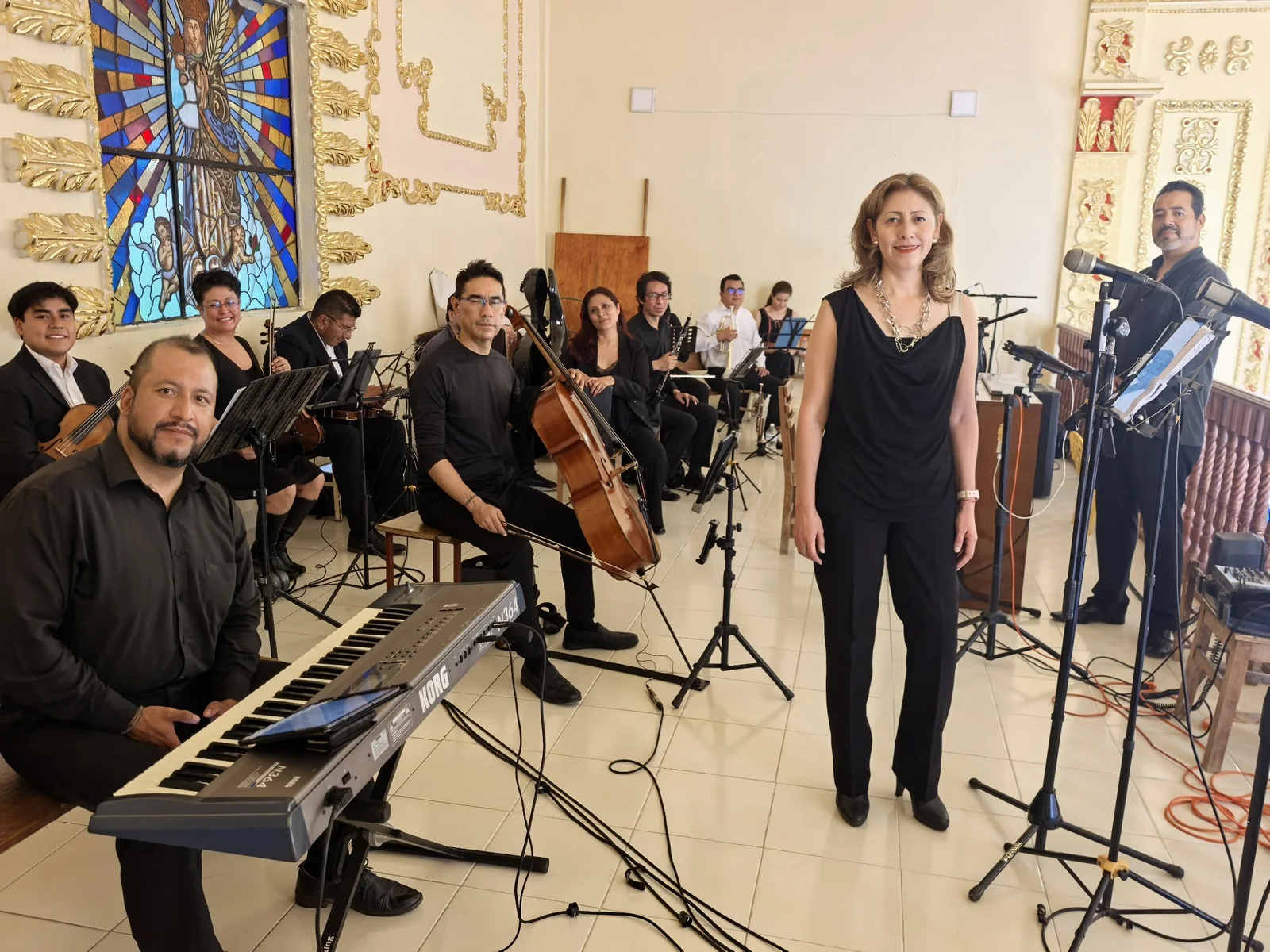 Cantante acompañada por piano, violonchelo, violín y alientos