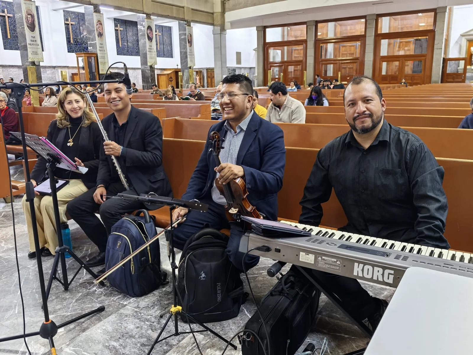 Piano, violín y flauta transversa durante una ceremonia