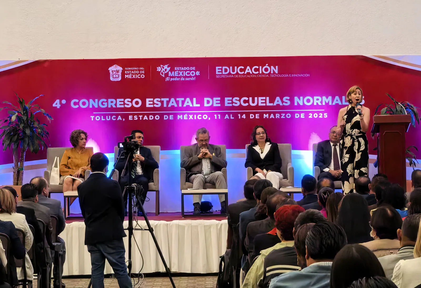 Margarita Rosas durante una participación artística en el Congreso Estatal de Escuelas Normales