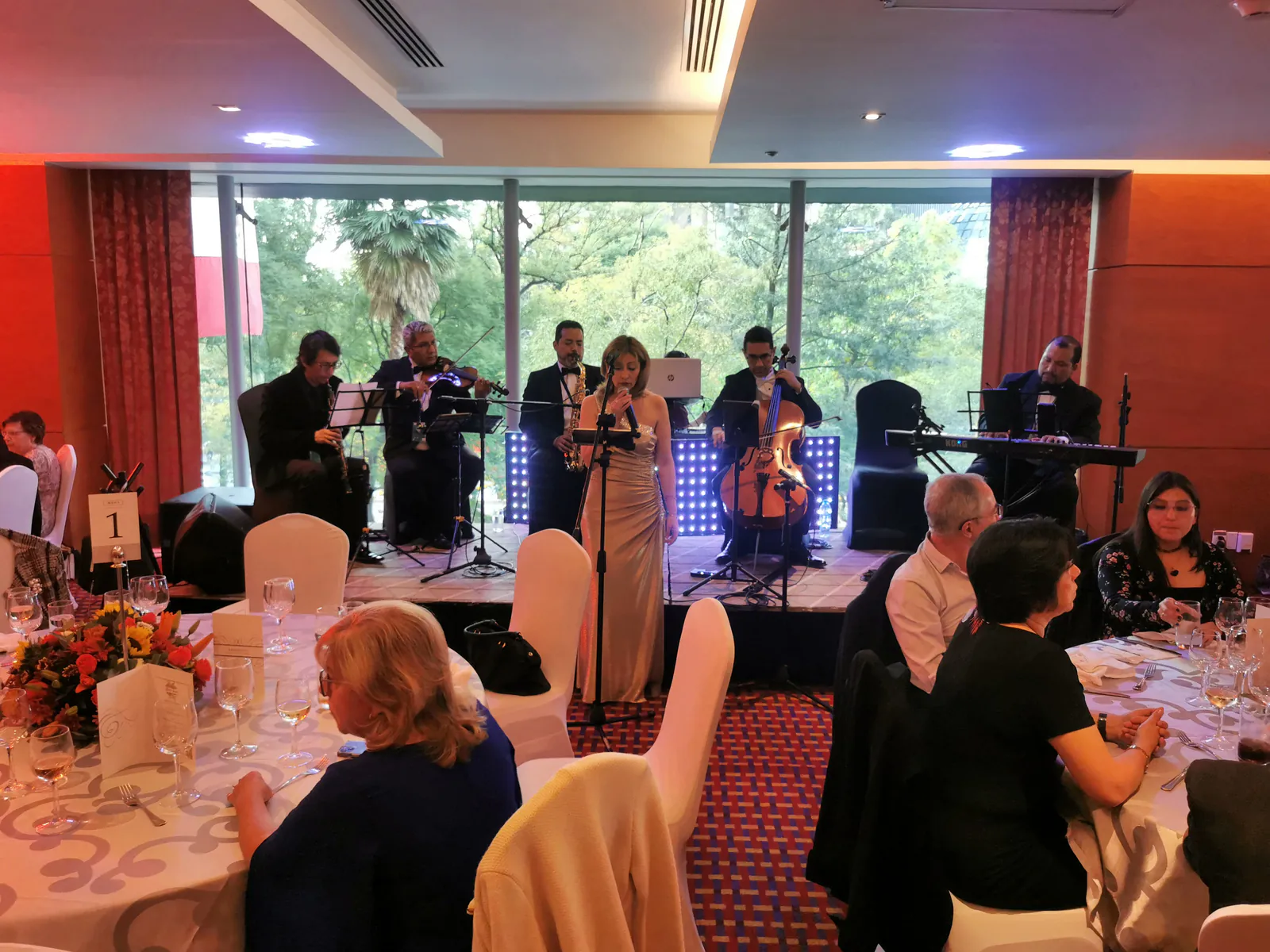 Margarita Rosas y Ensamble Euterpe amenizando una cena
