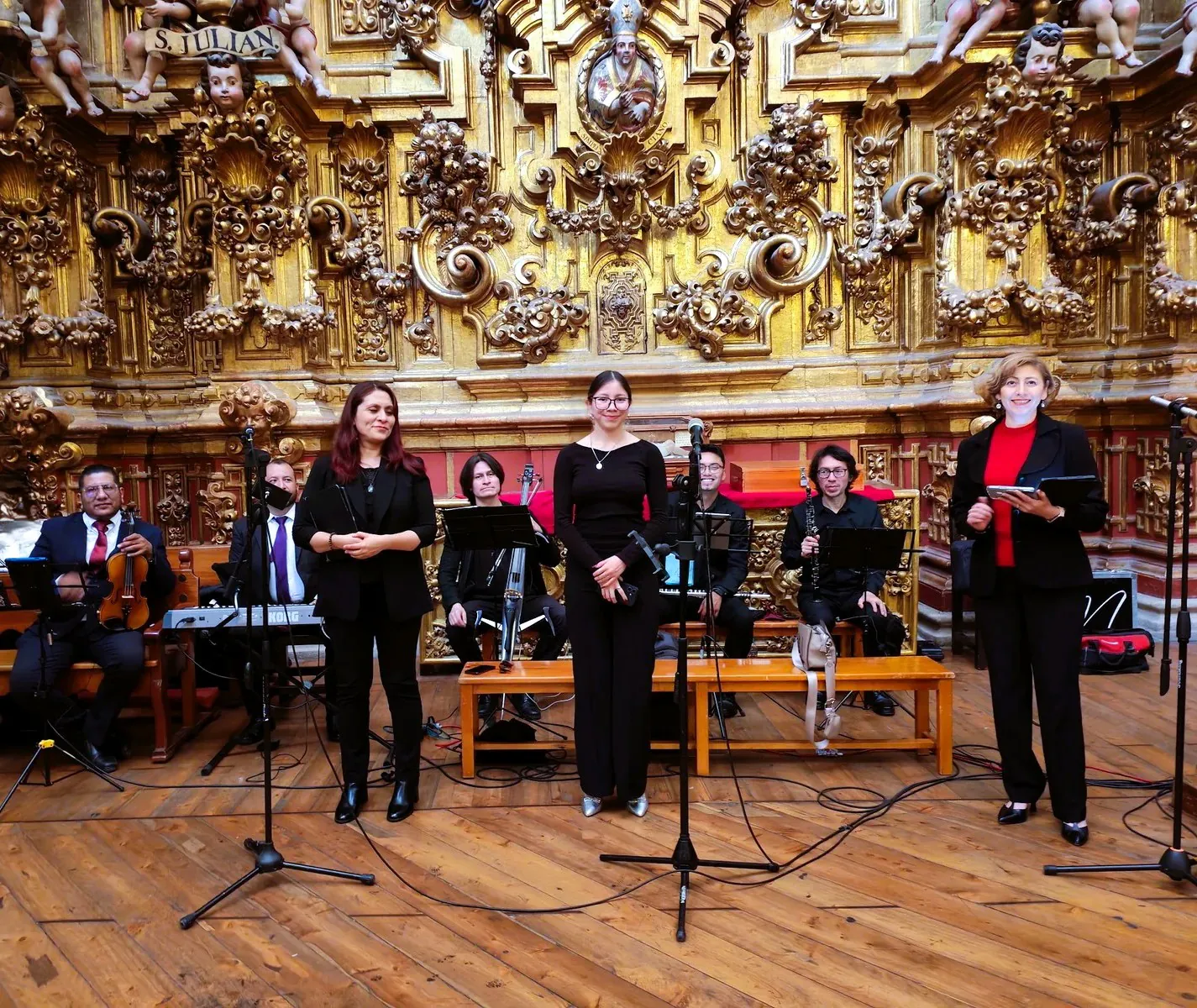 Margarita Rosas y músicos del Ensamble Euterpe dentro de un templo