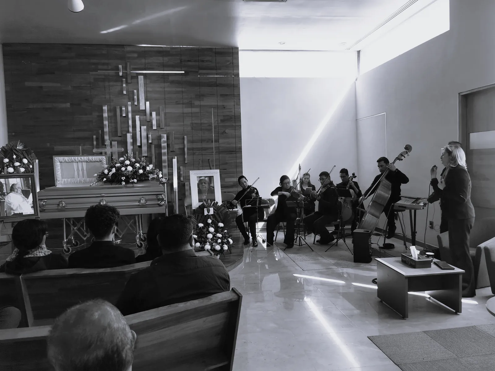 Margarita Rosas y ensamble de cuerdas durante una ceremonia funeraria