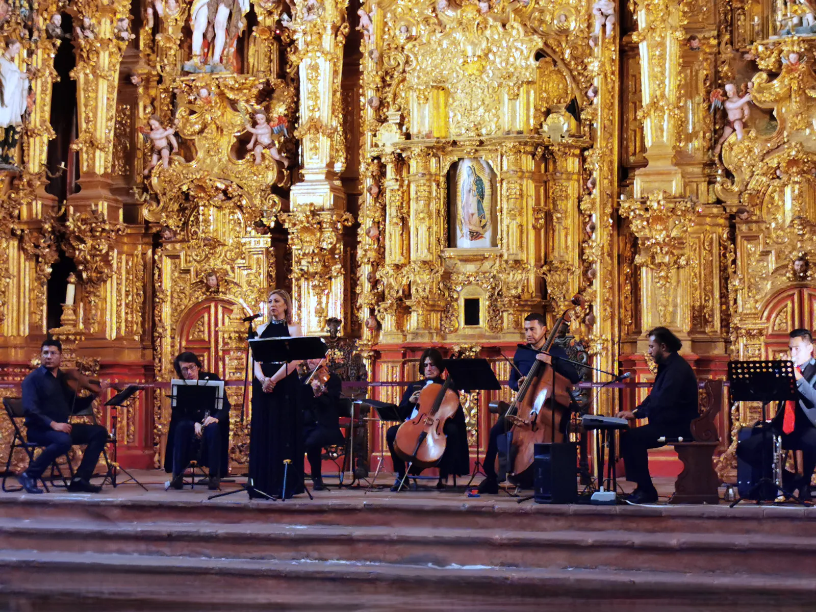 Margarita Rosas y Ensamble Euterpe con cuerdas, piano y alientos en un templo