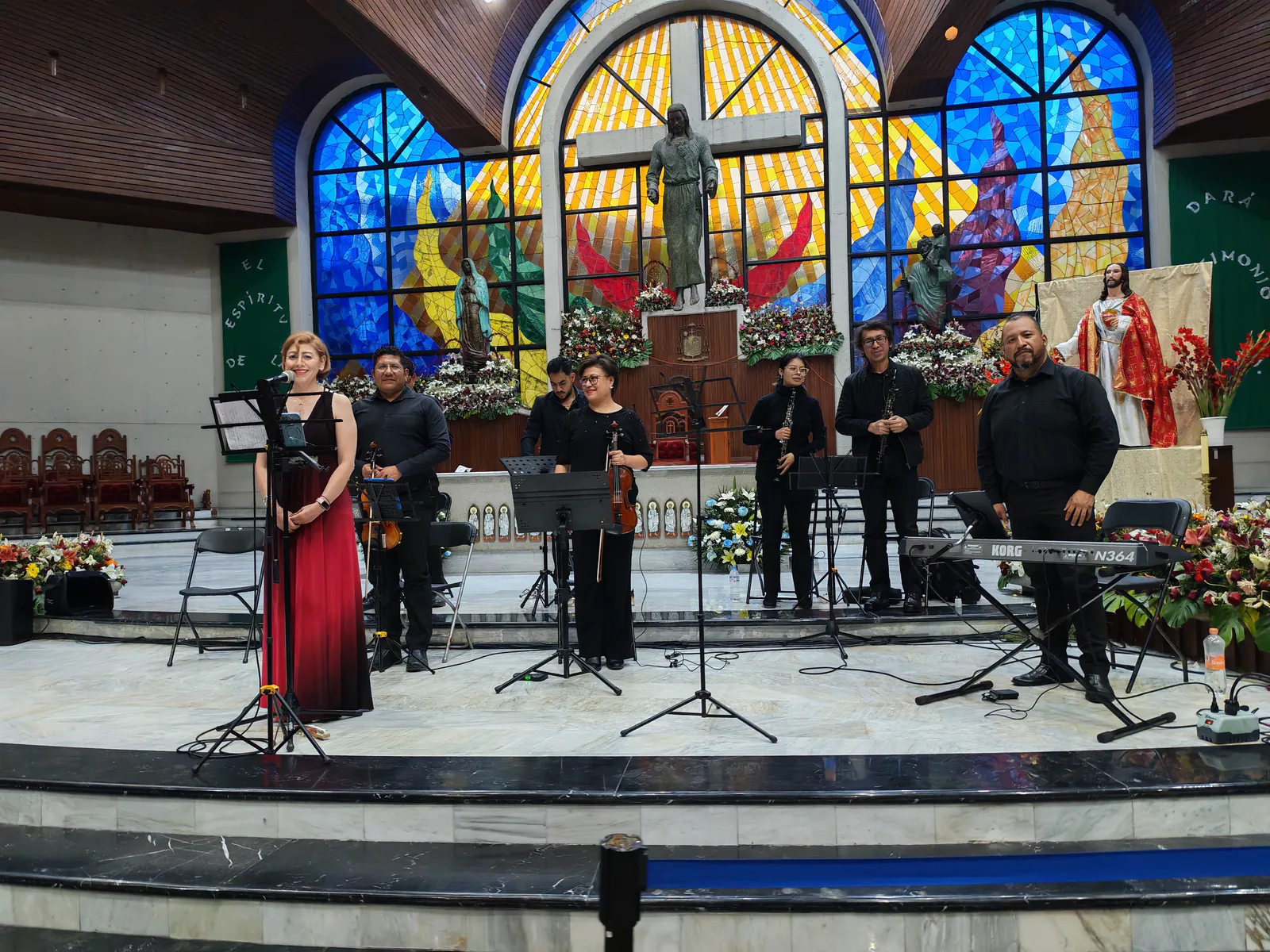 Margarita Rosas y Ensamble Euterpe en una presentación dentro de un templo