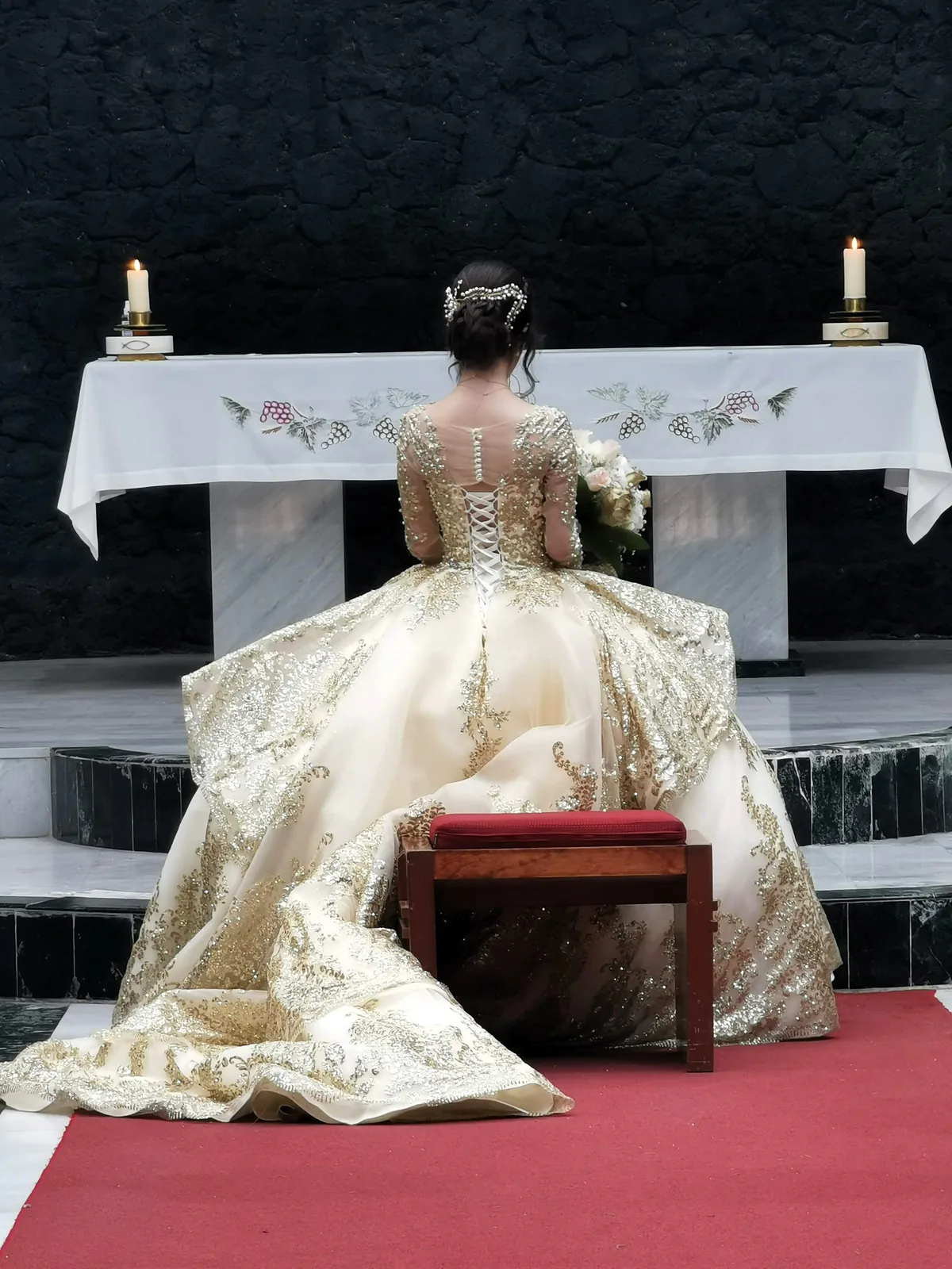 Quinceañera frente al altar durante su ceremonia de acción de gracias