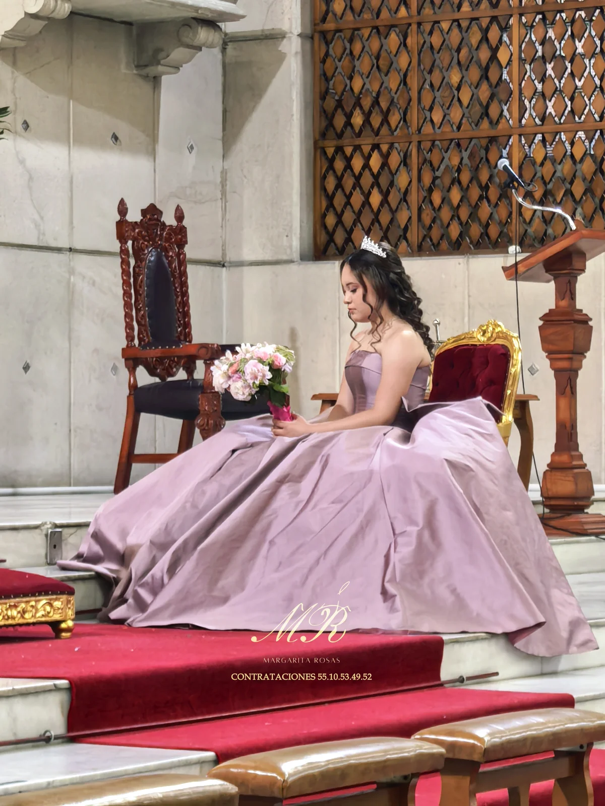 Quinceañera sentada con su ramo durante la misa de acción de gracias