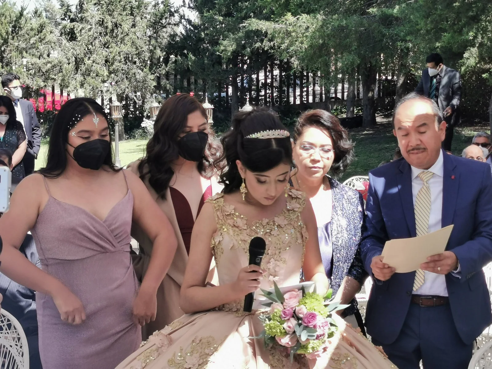 Quinceañera leyendo durante una ceremonia de acción de gracias al aire libre